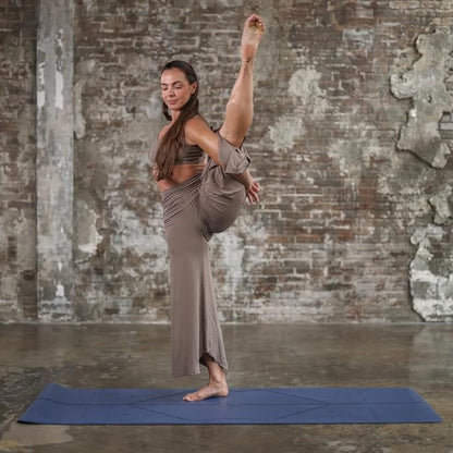 Liforme Original Yoga Mat – Free Yoga Bag Included - Patented Alignment System, Warrior-like Grip, Non-slip, Eco-friendly, sweat-resistant, long, wide, 4.2mm thick mat for comfort